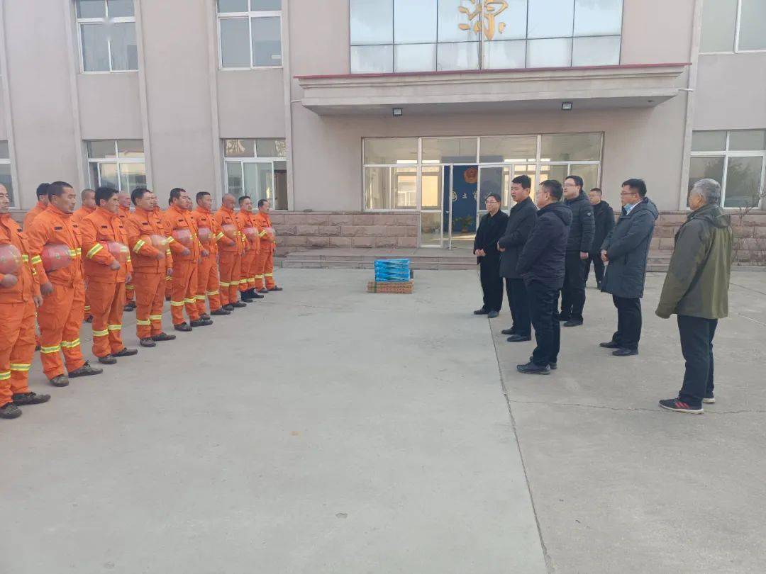 王福颖代表区委区政府,对防火一中队过去一年在森林火情救援,队伍建设