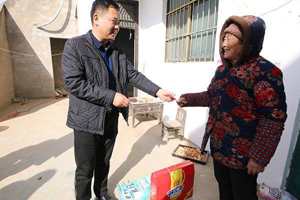 尉氏县岗李乡:人民代表为人民 "访贫问苦暖人心"_手机搜狐网