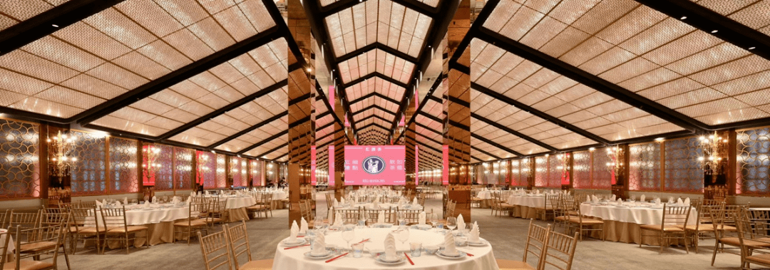 红楼宴于长宁来福士广场前的独栋建筑中享精品淮扬菜坐拥广场开阔绿地