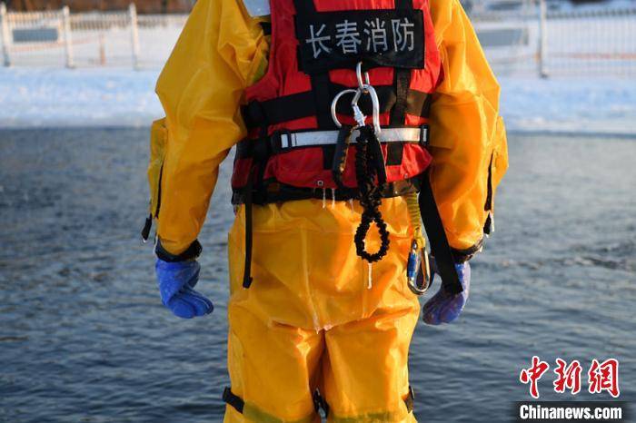 训练|寒冬中长春消防救援支队开展冰面救援训练