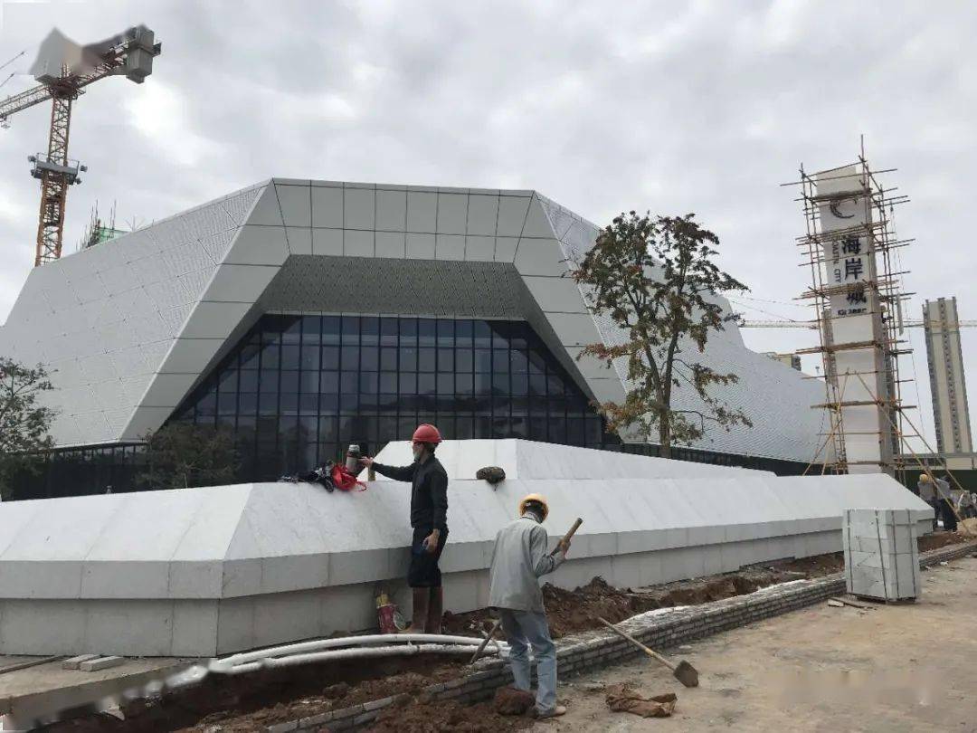 飞鹏海岸城效果图网友热议:@滨海绿城:水东湾目前在建就两个综合体有