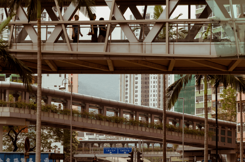 香港的人行天桥多得让你走到怀疑人生!_行人