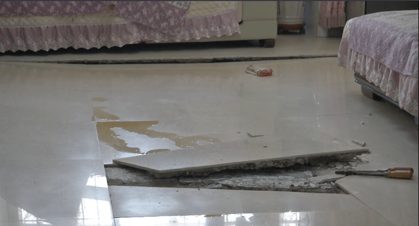 最吃惊呼市一业主家地面竟下沉15公分地砖裂缝手都能伸进去