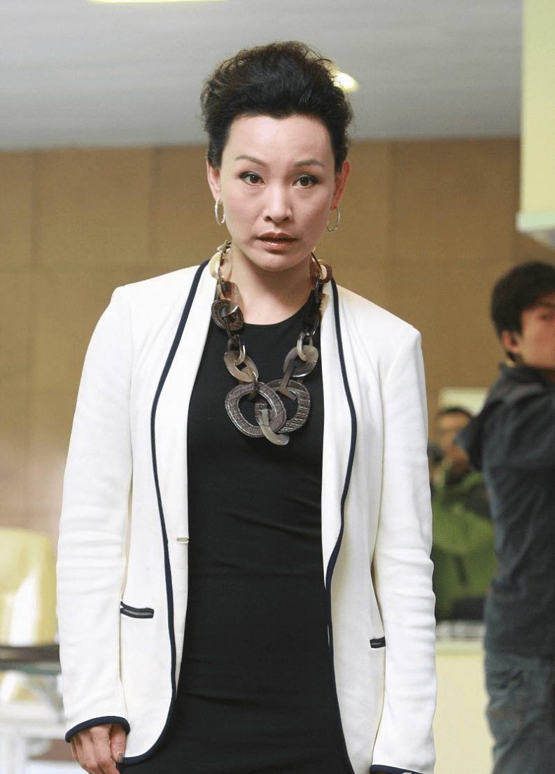 陈冲真是懂时尚,穿黑裙勾勒撩人曲线,奶奶年纪状态不比小女孩差_外套