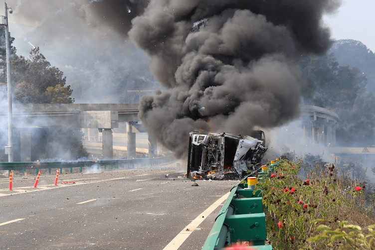 广西一运输烟花的货车侧翻起火!现场浓烟滚滚,烟花爆炸四射.