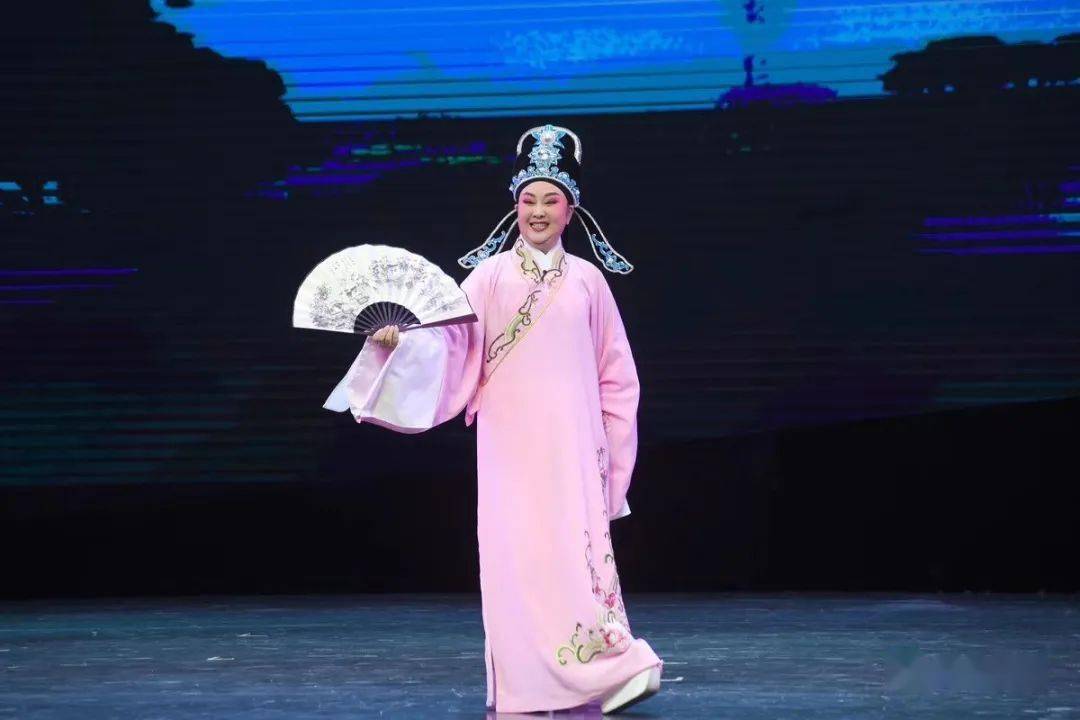 陈冬香,曾用名陈静,常德安乡人,长沙市花鼓戏保护传承中心著名演员