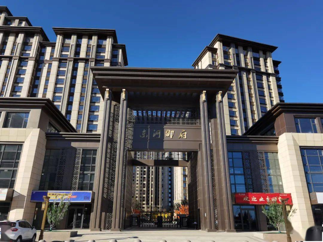 近日,呼和浩特新城区东河御府小区即将交房,但该小区业主却始终开心不