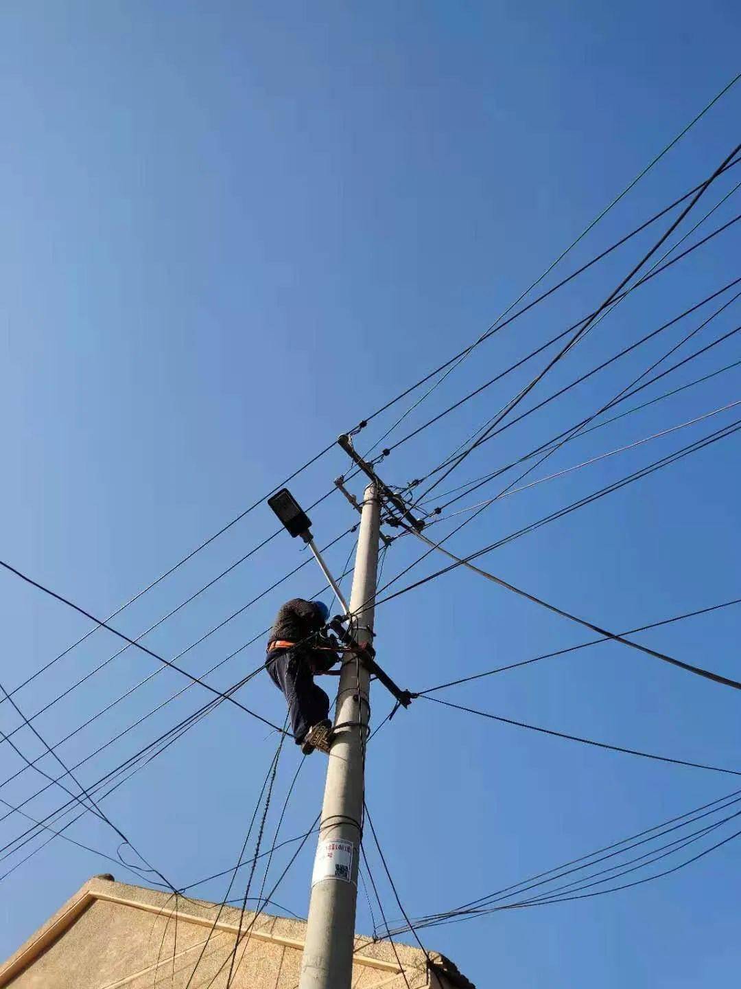 60余台重点对主干道路和各村庄人员较集中场所进行清脏治乱大扫除