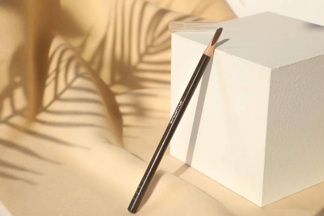 大名鼎鼎的植村秀砍刀眉笔,拿在手里就很有质感,明晃晃的"hard 9"贼