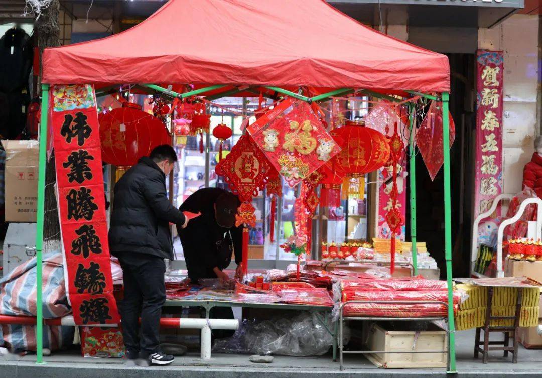 蔡鑫张灯结彩美得醉人大红灯笼高高挂街头巷尾满是热烈喜庆的春节氛围