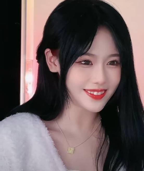 当然,对于起司姨太因为人气和热度频繁更换发色这样的行为其实是不