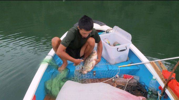 渔民阿欢靠捕鱼为生今天25高大网上货了大家猜猜大鱼有重