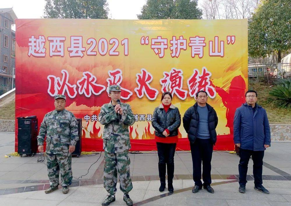 演练前,何建梅,木乃什布一行还到水观音防火通道查看了沿路消防水池