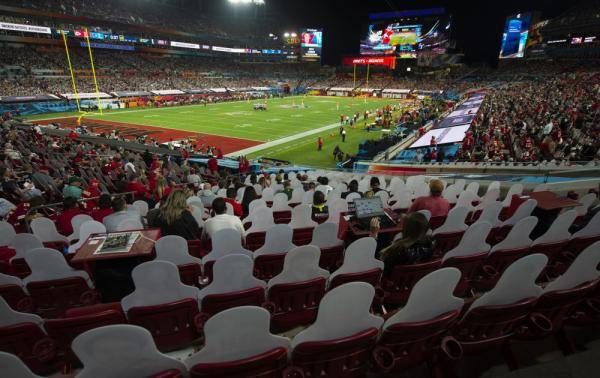 观众在看台观看比赛.