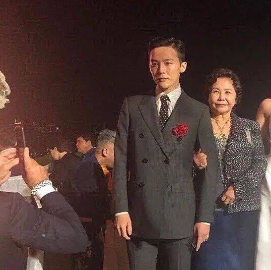 权志龙和妈妈的合照合集你婆婆真好看