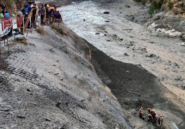 印度冰川破裂杀死了14名幸存者，目睹亲戚被洪水吞没