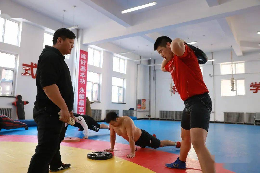 中国摔跤训练掏蛋图片