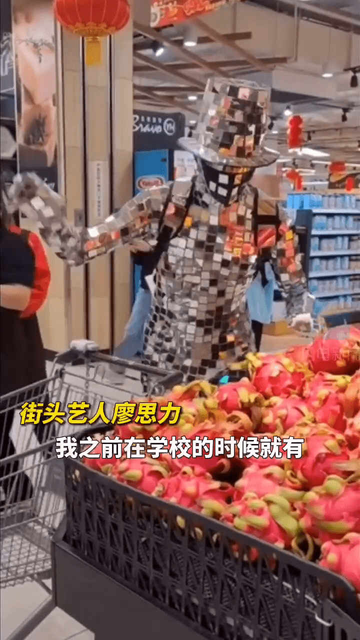 服装|太科幻了！小伙穿特制亮片服装逛街购物，被路人强势围观