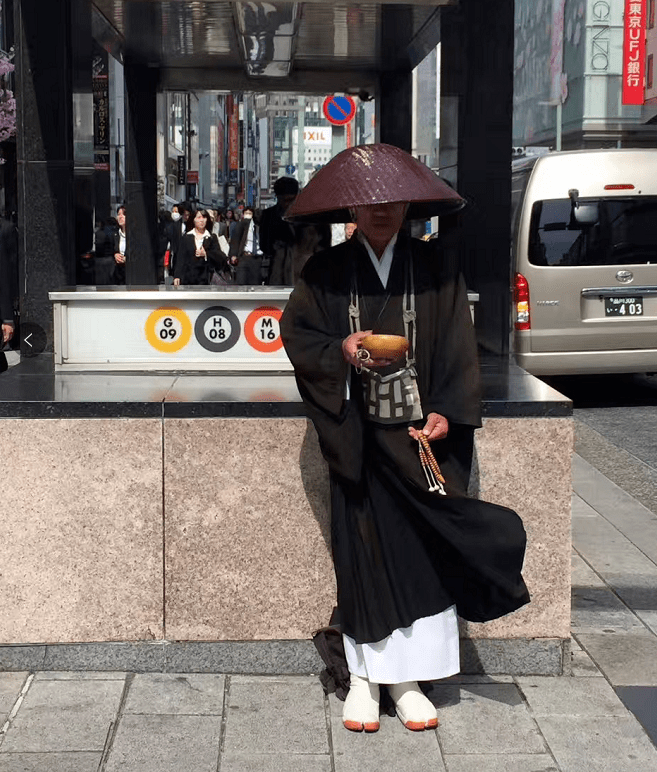伫立银座街头十年 为众生祈福的日本托钵僧被新冠夺去生命 这个世界又寂寞了一些啊 崇英