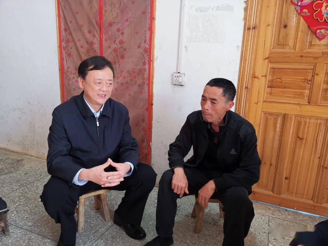 在老党员黄德敏,生活困难党员林绍厚家中,黄枝君同他们亲切交谈,向