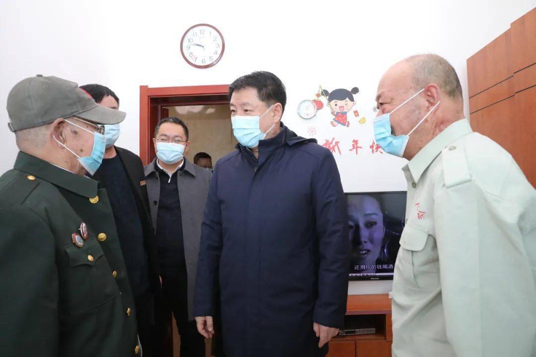 奇巴图首先来到盟级退休老同志尤国钧家中看望慰问.