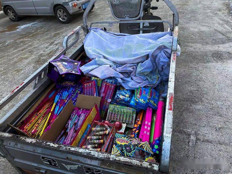 经调查,该违法行为人对违规销售烟花爆竹的行为供认不讳.