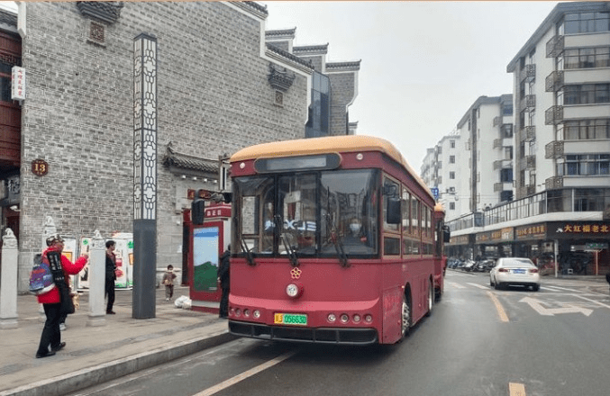 铛铛车装饰抢先看 -真好看呀~"铛铛车"是早年间的有轨电车.