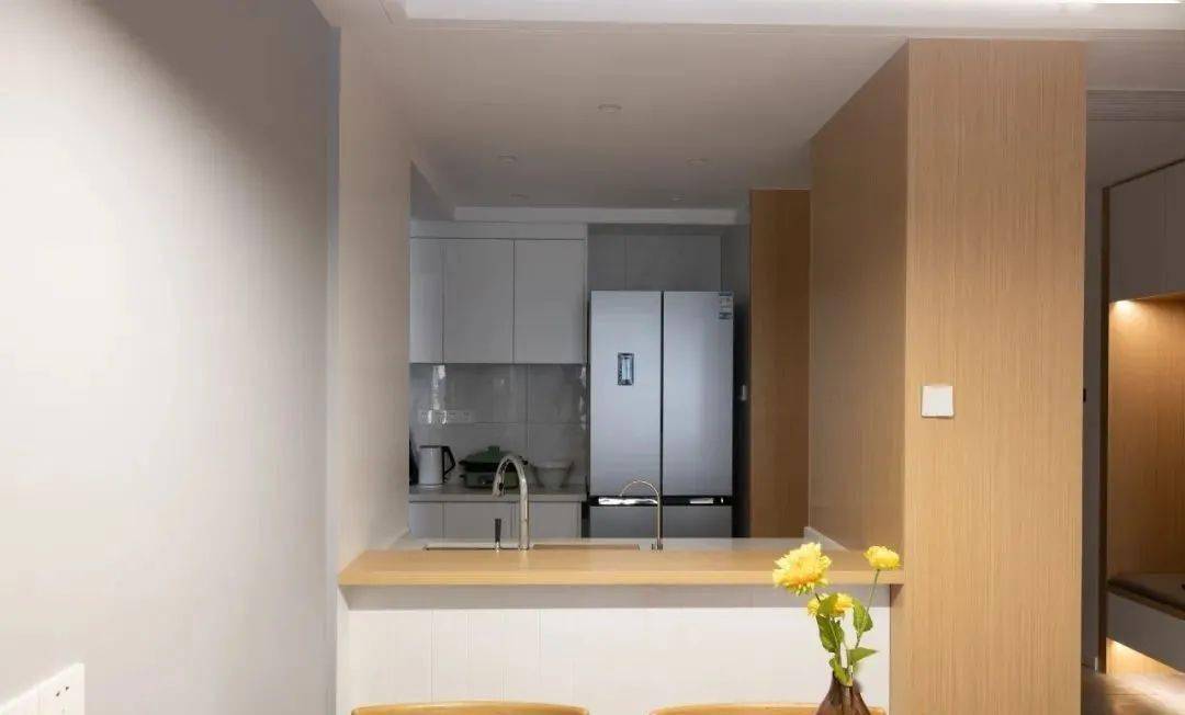 半开放式的厨房设计,增加了操作台面,同时还增加了一个传菜台,空间