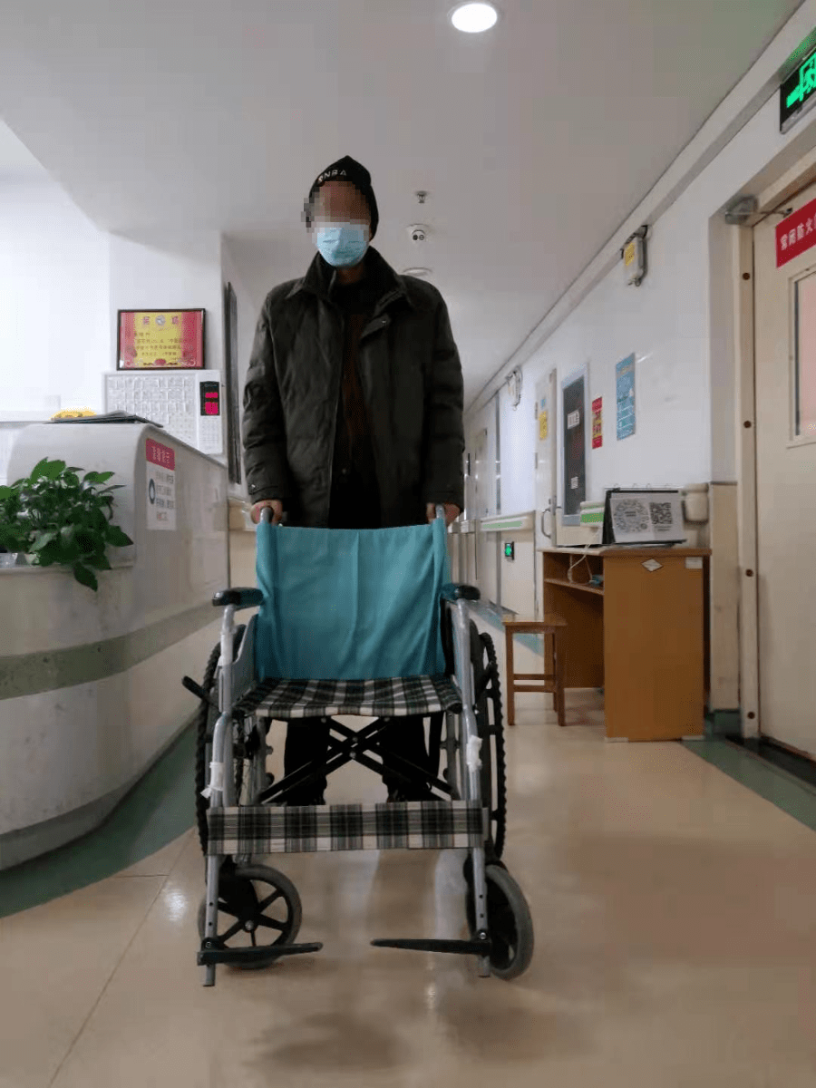 那位坐着轮椅来就诊的患者020202推着轮椅走出了病区