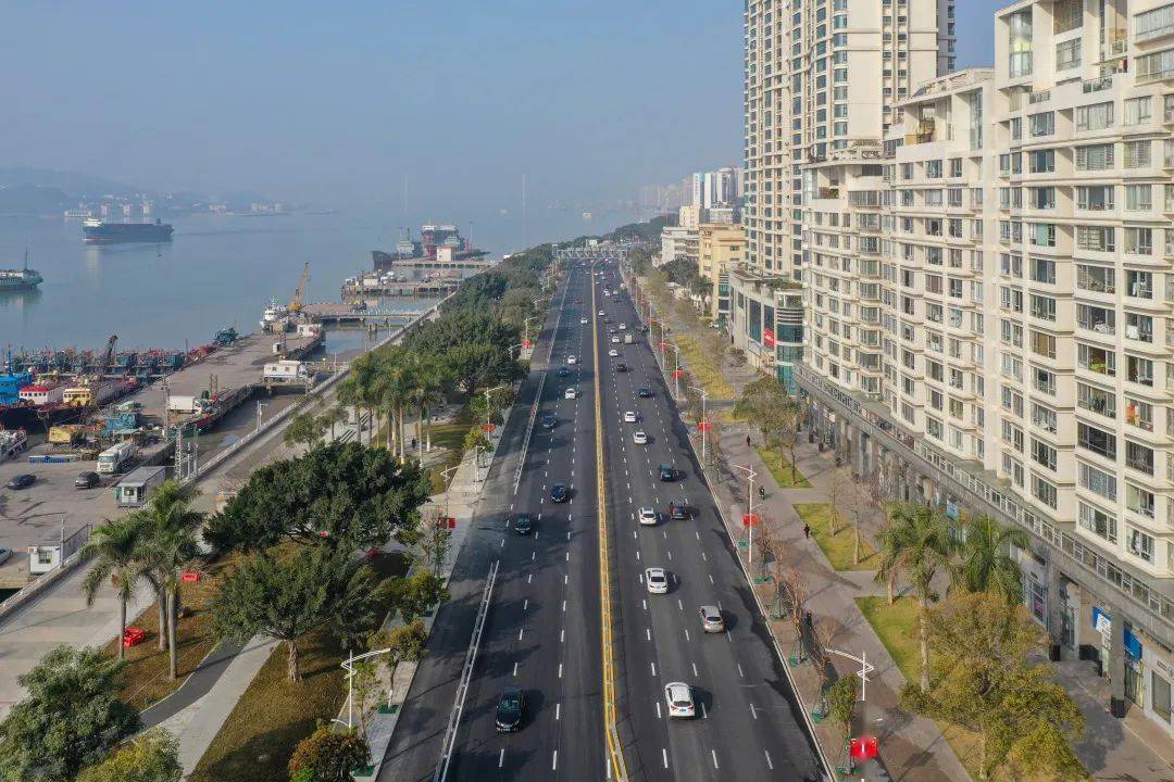 全长5公里的海滨路是汕头内海湾知名的景观大道,为迎接亚青会的举办