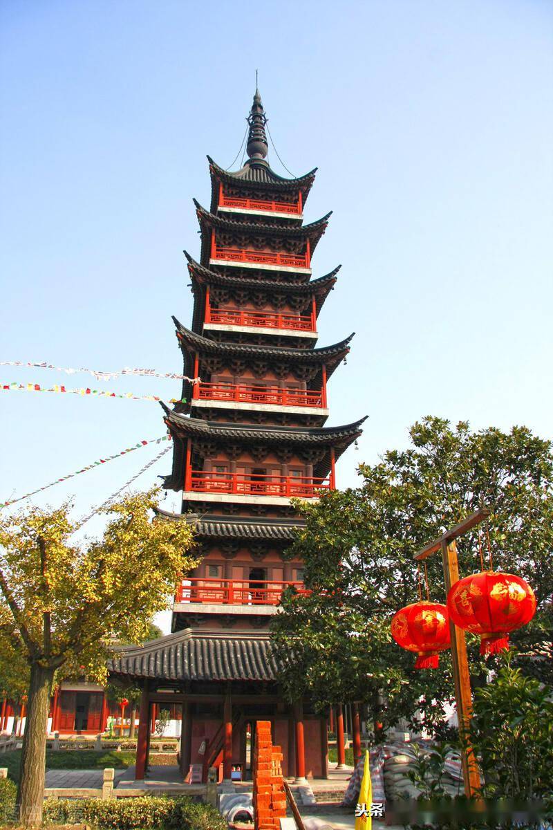 延福禅寺内高高耸立的秦峰塔延福禅寺内高高耸立的秦峰塔无疑是千灯