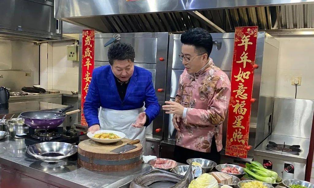 大年三十,咱们讲大道的当家主持贾老师,陈臻,阿敏和臻臻围上围裙,手拿