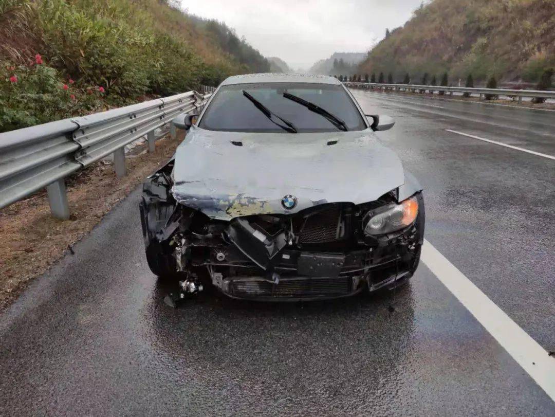高速武宣往桂平方向,宝马车头都撞废了.