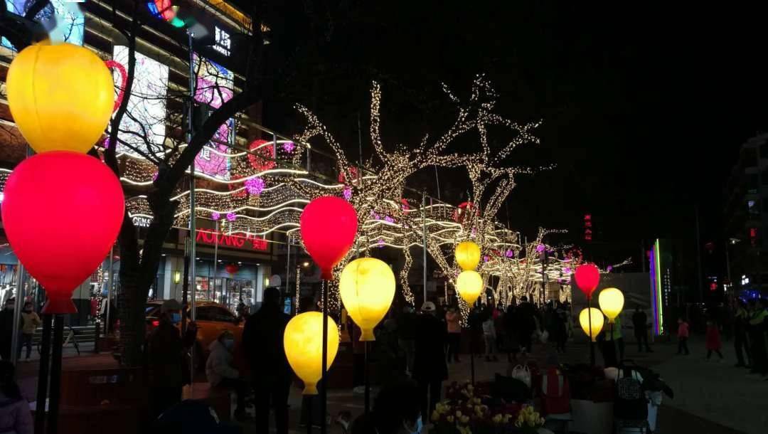 石景山区古城南路步行街节日灯饰吸引市民