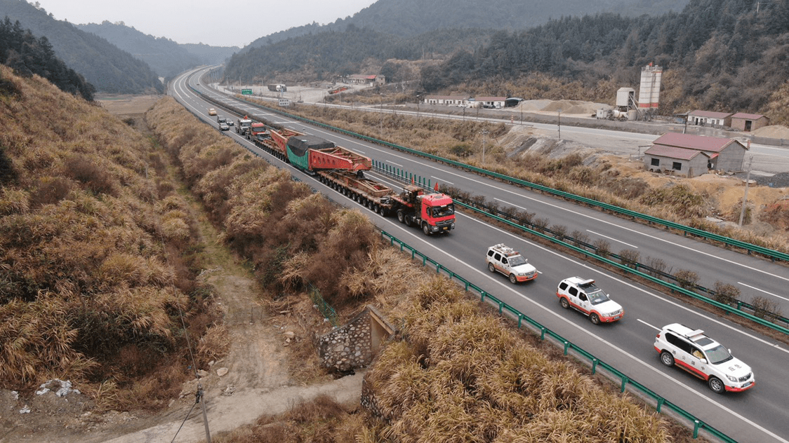 顺利通过g72泉南高速湘赣边界缓缓驶入江西