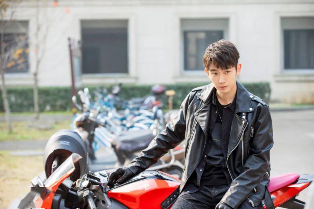 线好嗑,饰演剧中最强爱情催化剂盛泽的任运杰也贡献了不少心动瞬间