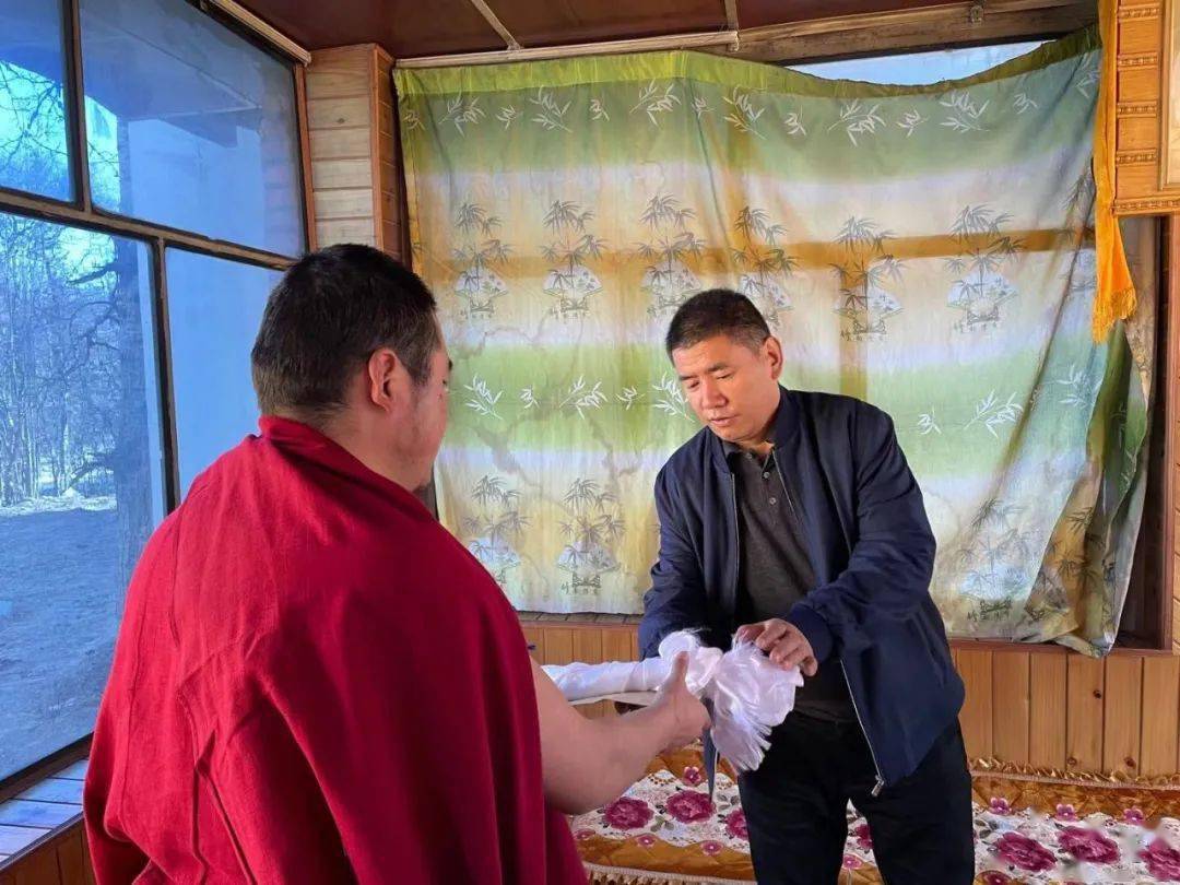 就地过年暖在身边县委副书记贡巧才旦县委常委统战部长朱锦华赴全县各