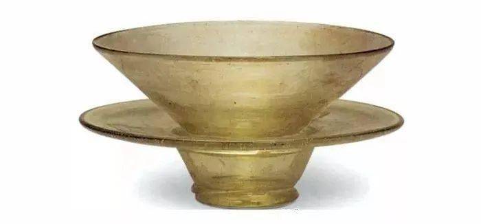 当中不乏有符合中国唐代样式的琉璃茶具,琉璃而制的茶碗茶托,是那个