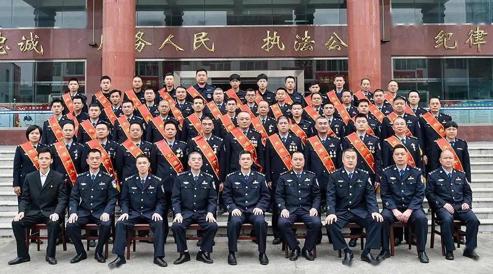 县公安局领导排名_公安局门口照片(2)