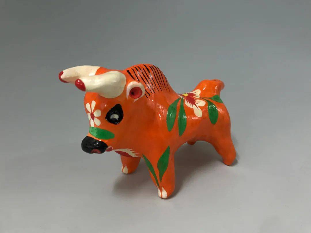 98 泥塑彩绘牛·河南鹤壁浚县·玩具99 泥塑彩绘牛·天津泥人张·玩具