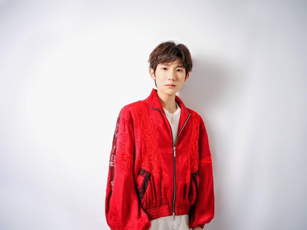 王源央视春晚造型图释出一起牛气冲天欢喜过大年