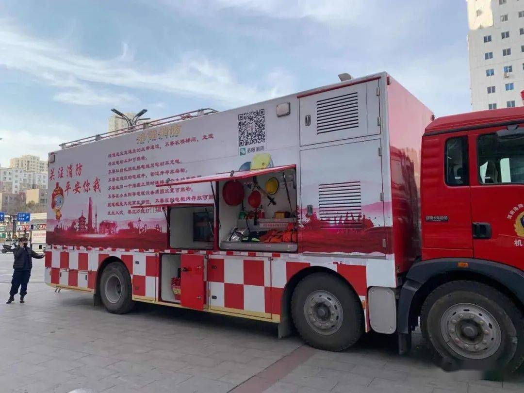 多功能消防宣传车除夕驻扎王府井商圈送平安