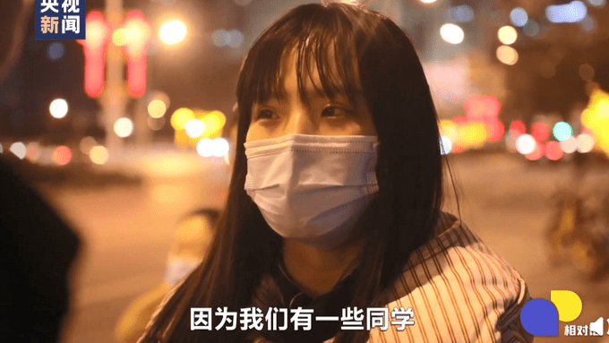 女孩提到去年春节哽咽了（图）