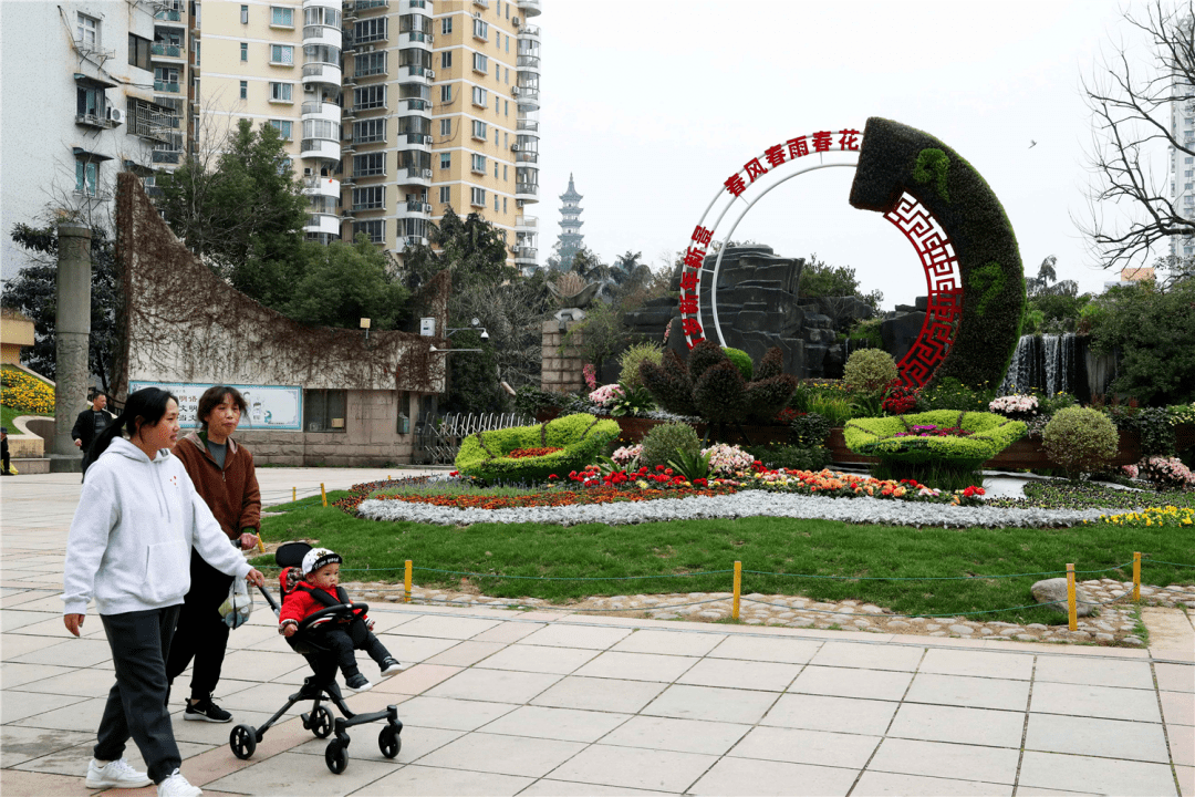 马鞍池公园前景观小品 陈翔 摄