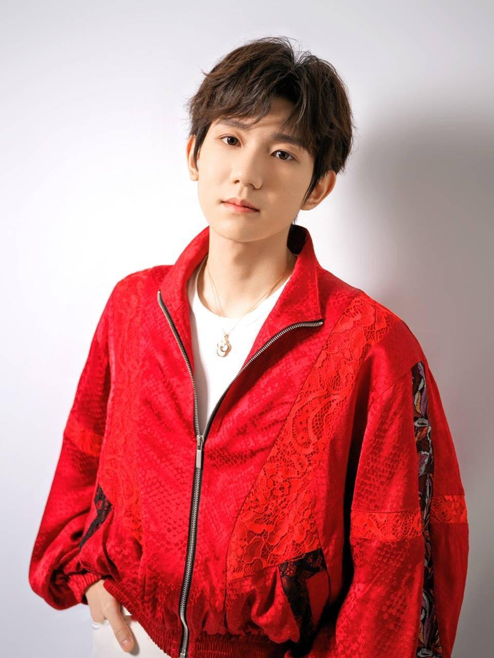 王源央视春晚造型图释出一起牛气冲天欢喜过大年