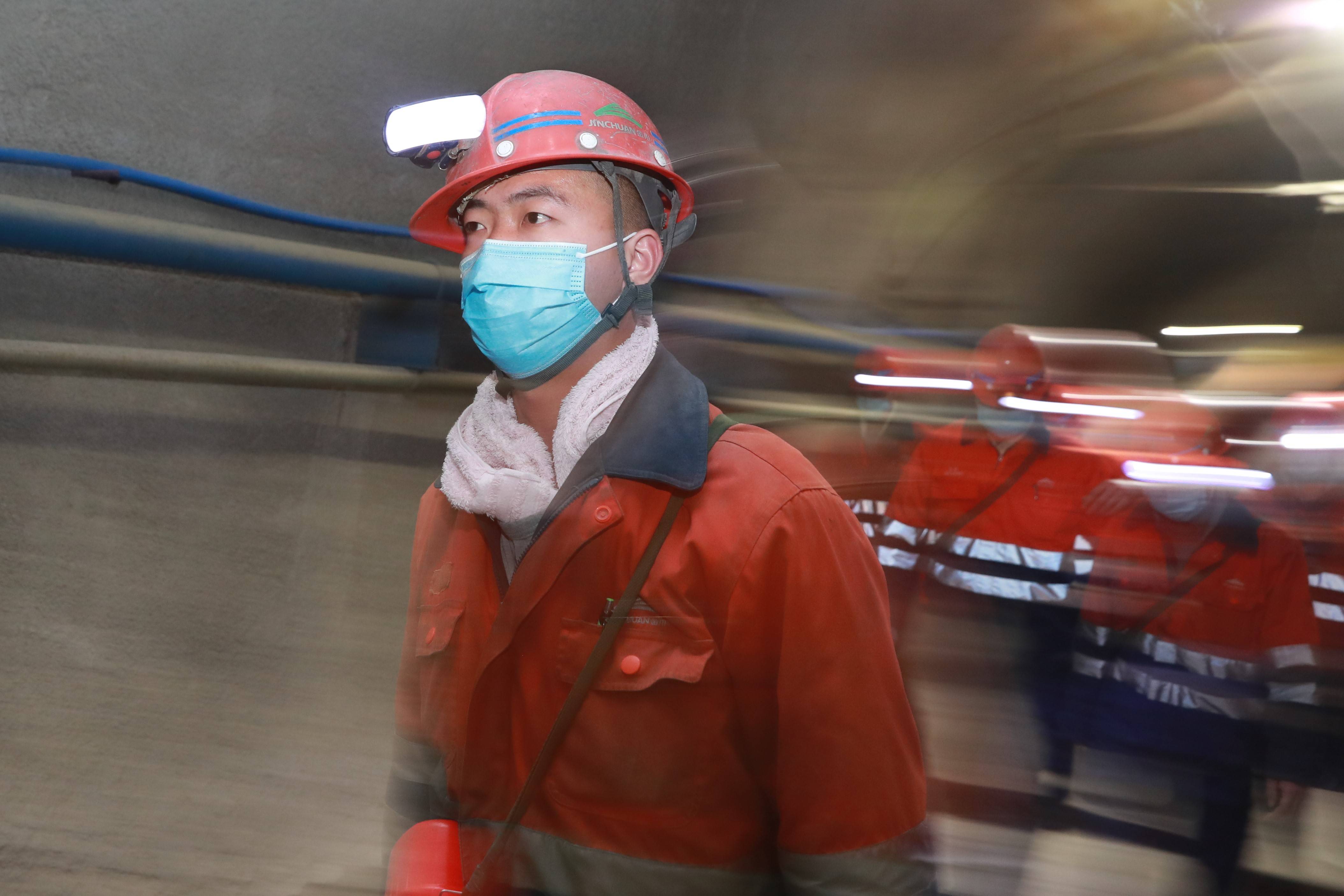 2月11日,金川集团三矿区采矿二工区工人陈治民通过运输巷道.