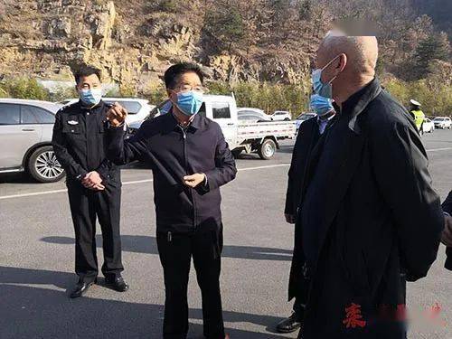 大年初一王明朗看望慰问栾川春节在岗人员