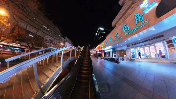 京城西单商场过街天桥360度相机拍夜景.