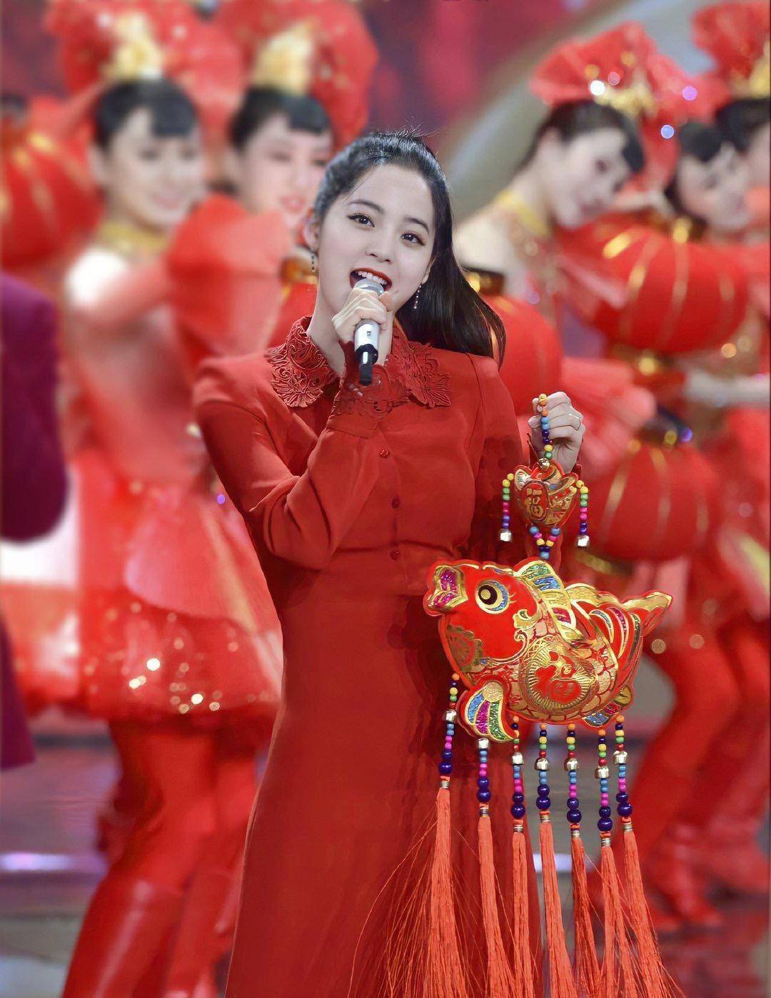 欧阳娜娜春晚红裙像敬酒服!面部浮肿,与佟丽娅同框头比她大一圈