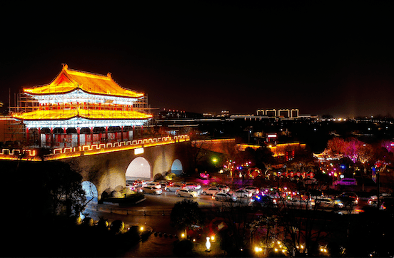 中渐渐柔软了下来,雄壮威武的开封城墙景区安远门(北门)恢复了平静